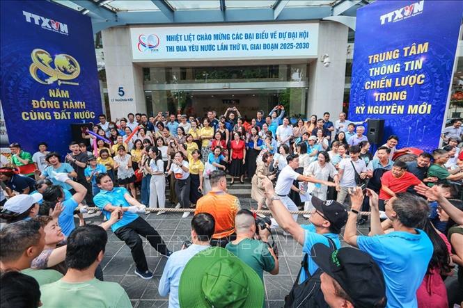 Các đội thi đấu trong sự cổ vũ nhiệt tình của khán giả. Ảnh: Hoàng Hiếu - TTXVN