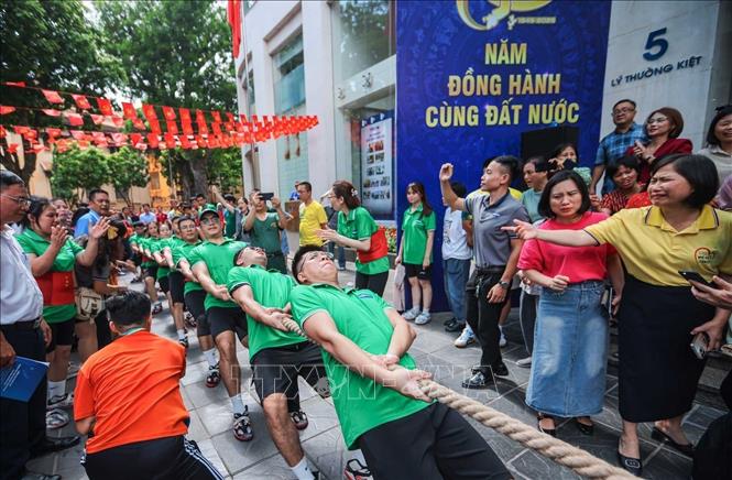 Đội Công ty TNHH MTV in và thương mại (áo xanh) thi đấu và giành chức vô địch. Ảnh: Hoàng Hiếu - TTXVN