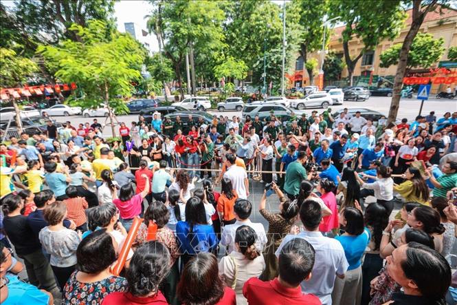 Rất đông cổ động viên cổ vũ cho các đội thi đấu kéo co. Ảnh: Hoàng Hiếu - TTXVN