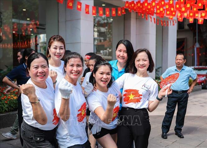 Các cổ động viên nhiệt thành của đội văn phòng. Ảnh: Hoàng Hiếu - TTXVN