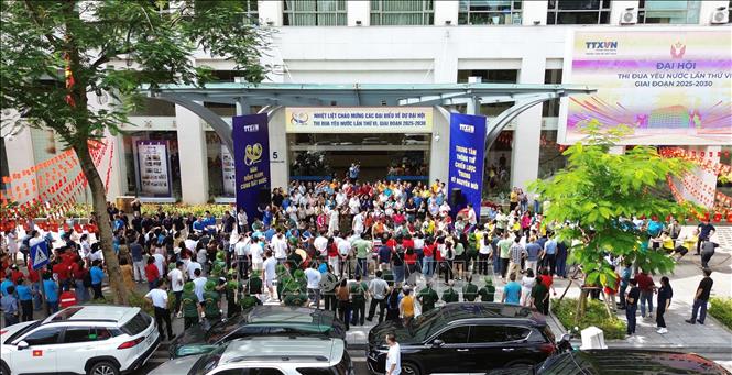 Các đơn vị tranh tài sôi nổi, hấp dẫn tại cuộc thi kéo co. Ảnh: Quốc Khánh - TTXVN