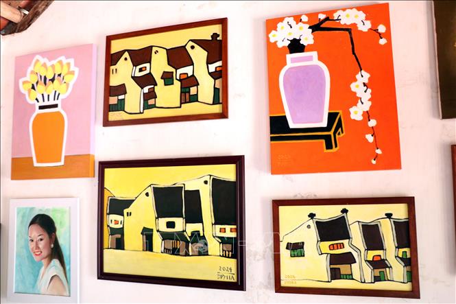 Các họa sĩ tại đây vẽ tranh đa dạng ở các thể loại. Ảnh: Nguyễn Lành - TTXVN 