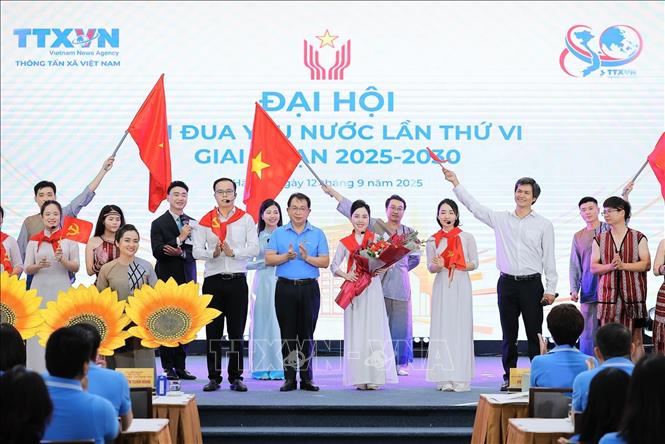 Đồng chí Nguyễn Tuấn Hùng, Phó Bí thư thường trực Đảng ủy, Phó Tổng giám đốc, Phó Chủ tịch Hội đồng Thi đua – Khen thưởng TTXVN tặng hoa đội văn nghệ TTXVN. Ảnh: Lê Đông - TTXVN