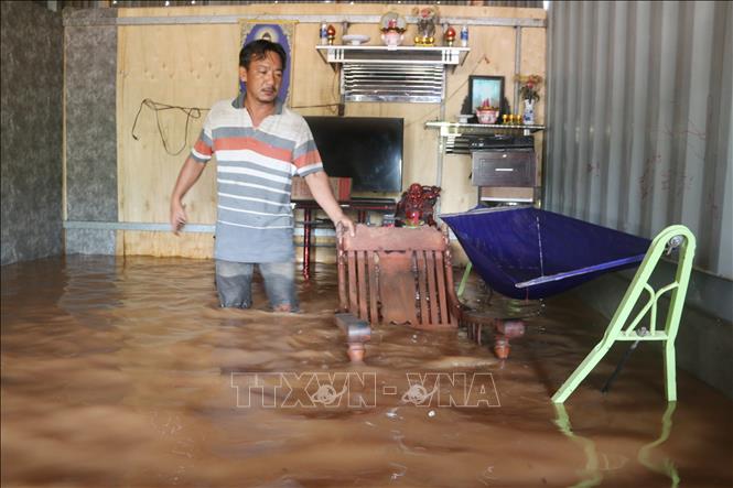 Nhà dân ở xã An Viễn, tỉnh Đồng Nai bị nước lũ tràn vào nhà, dâng cao cả mét, cuốn trôi đồ đạc. Ảnh: Lê Xuân - TTXVN