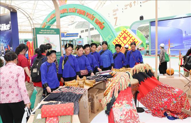 Đông đảo nhân dân tham quan không gian trưng bày của tỉnh Lạng Sơn. Ảnh: Phương Hoa - TTXVN