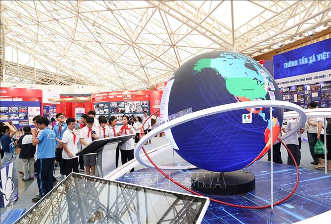 Học sinh tham quan gian trưng bày của Thông tấn xã Việt Nam. Ảnh: Phương Hoa - TTXVN