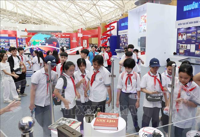 Học sinh tham quan gian trưng bày của Thông tấn xã Việt Nam. Ảnh: Phương Hoa - TTXVN