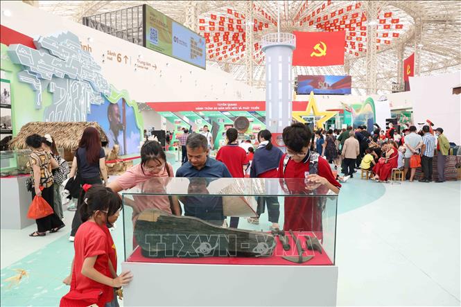 Đông đảo nhân dân tham quan không gian trưng bày của tỉnh Tuyên Quang. Ảnh: Phương Hoa - TTXVN