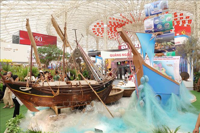 Đông đảo nhân dân tham quan không gian trưng bày của tỉnh Quảng Ngãi. Ảnh: Phương Hoa - TTXVN