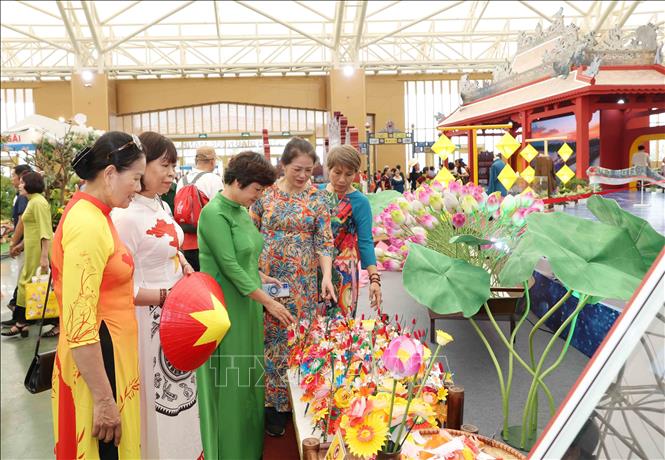 Đông đảo nhân dân tham quan không gian trưng bày của thành phố Huế. Ảnh: Phương Hoa - TTXVN