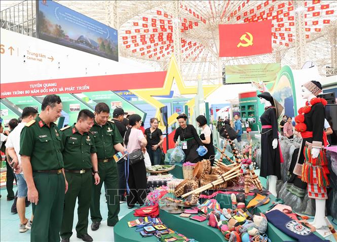 Đông đảo nhân dân tham quan không gian trưng bày của tỉnh Cao Bằng. Ảnh: Phương Hoa - TTXVN