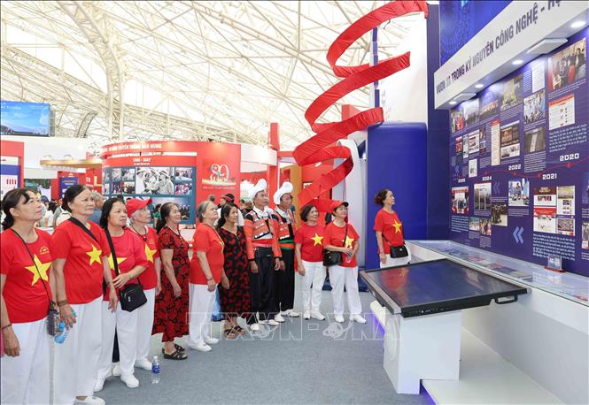 Đông đảo nhân dân tham quan không gian trưng bày của Thông tấn xã Việt Nam. Ảnh: Phương Hoa - TTXVN