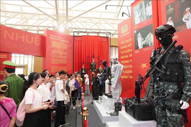Đông đảo nhân dân tham quan không gian trưng bày của Bộ Quốc phòng. Ảnh: Phương Hoa - TTXVN