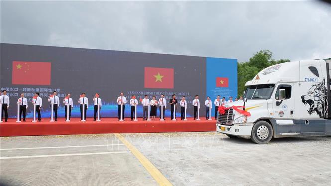 Thông xe tại Lễ nâng cấp cửa khẩu Tà Lùng- Thủy Khẩu lên thành cửa khẩu quốc tế. Ảnh: TTXVN phát 