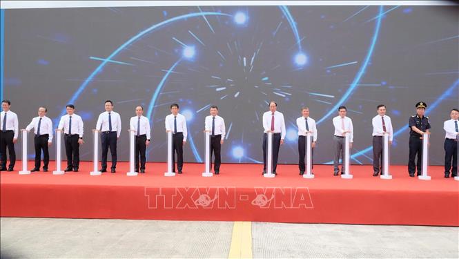 Lãnh đạo cùng nhấn nút chính thức nâng cấp cặp cửa khẩu tà Lùng – Thủy Khẩu lên thành cửa khẩu quốc tế. Ảnh: TTXVN phát 
