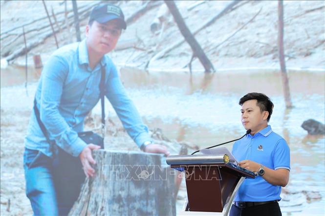Đồng chí Võ Mạnh Hùng, phóng viên Báo Điện tử VietnamPlus trình bày tham luận với chủ đề “Vượt qua khó khăn, thử thách, hoàn thành tốt nhiệm vụ thông tin”. Ảnh: Lê Đông - TTXVN