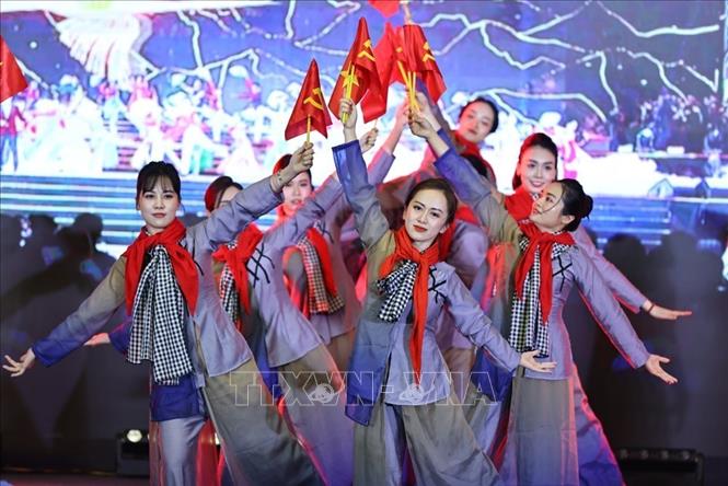 Các tiết mục văn nghệ đặc sắc do cán bộ, người lao động TTXVN biểu diễn. Ảnh: Minh Đức – TTXVN