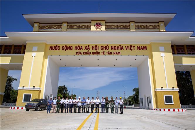 Đoàn công tác Tỉnh ủy Tây Ninh kiểm tra hạng mục Cửa khẩu quốc tế Tân Nam (tỉnh Tây Ninh). Ảnh: Giang Phương - TTXVN