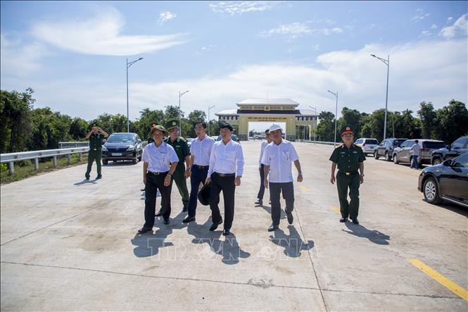 Đoàn công tác Tỉnh ủy Tây Ninh kiểm tra cơ sở vật chất tại khu vực cửa khẩu quốc tế Tân Nam chuẩn bị cho Lễ công bố khai trương cặp cửa khẩu quốc tế Tân Nam – Meun Chey. Ảnh: Giang Phương – TTXVN