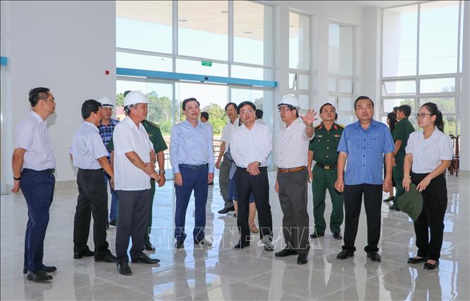 Đoàn công tác Tỉnh ủy Tây Ninh kiểm tra cơ sở vật chất tại Trạm kiểm soát liên hợp cửa khẩu quốc tế Tân Nam. Ảnh: Giang Phương – TTXVN