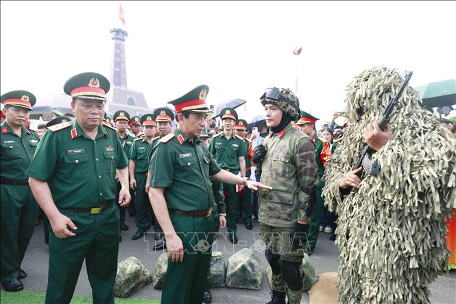 Đại tướng Phan Văn Giang, Uỷ viên Bộ Chính trị, Bộ trưởng Bộ Quốc phòng tham quan không gian trưng bày ngoài trời của Bộ Quốc phòng. Ảnh: Phương Hoa - TTXVN