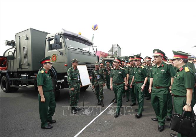 Đại tướng Phan Văn Giang, Uỷ viên Bộ Chính trị, Bộ trưởng Bộ Quốc phòng tham quan không gian trưng bày ngoài trời của Bộ Quốc phòng. Ảnh: Phương Hoa - TTXVN