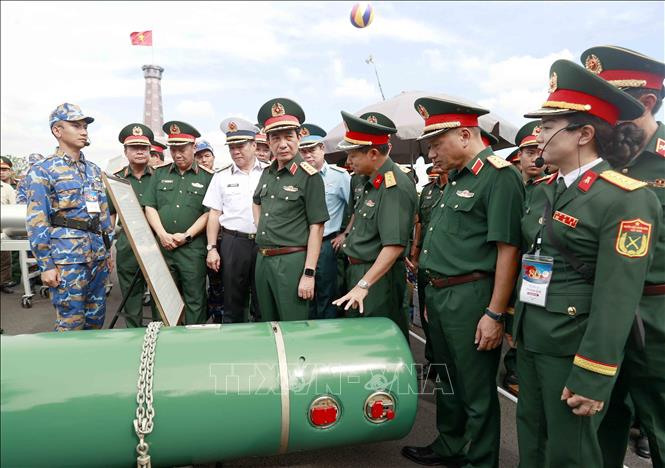 Đại tướng Phan Văn Giang, Uỷ viên Bộ Chính trị, Bộ trưởng Bộ Quốc phòng tham quan không gian trưng bày ngoài trời của Bộ Quốc phòng. Ảnh: Phương Hoa - TTXVN