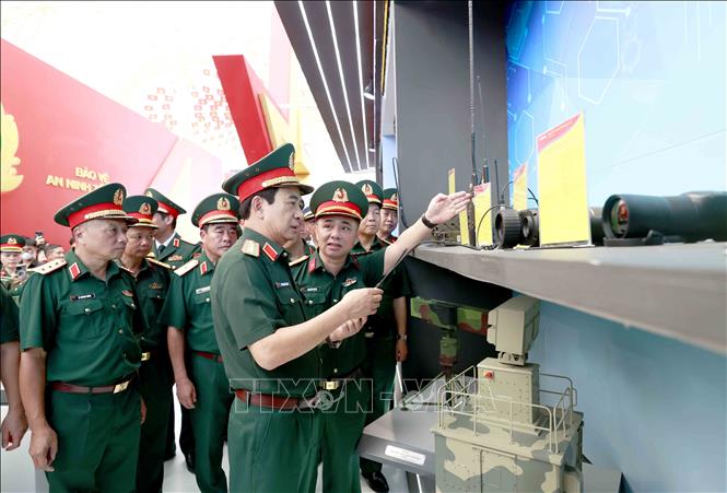 Đại tướng Phan Văn Giang, Uỷ viên Bộ Chính trị, Bộ trưởng Bộ Quốc phòng tham quan không gian trưng bày của Bộ Quốc phòng. Ảnh: Phương Hoa - TTXVN