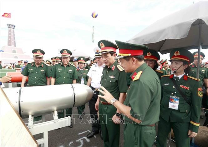 Đại tướng Phan Văn Giang, Uỷ viên Bộ Chính trị, Bộ trưởng Bộ Quốc phòng tham quan không gian trưng bày ngoài trời của Bộ Quốc phòng. Ảnh: Phương Hoa - TTXVN