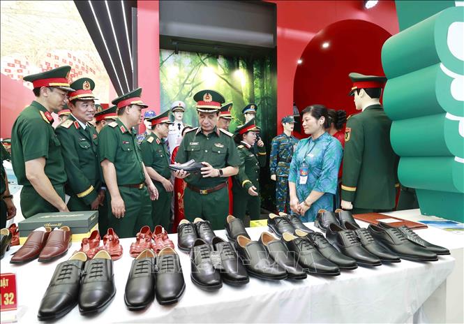 Đại tướng Phan Văn Giang, Uỷ viên Bộ Chính trị, Bộ trưởng Bộ Quốc phòng tham quan không gian trưng bày của Bộ Quốc phòng. Ảnh: Phương Hoa - TTXVN