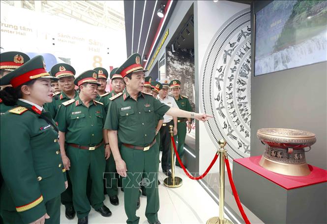 Đại tướng Phan Văn Giang, Uỷ viên Bộ Chính trị, Bộ trưởng Bộ Quốc phòng tham quan không gian trưng bày của Bộ Quốc phòng. Ảnh: Phương Hoa - TTXVN