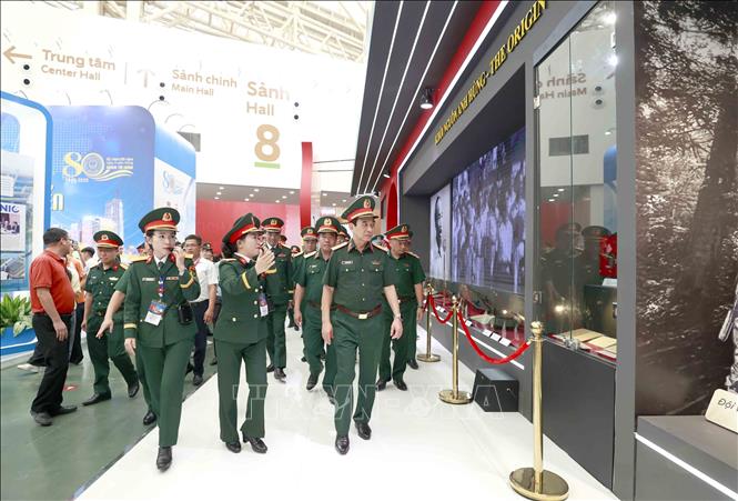 Đại tướng Phan Văn Giang, Uỷ viên Bộ Chính trị, Bộ trưởng Bộ Quốc phòng tham quan không gian trưng bày của Bộ Quốc phòng. Ảnh: Phương Hoa - TTXVN
