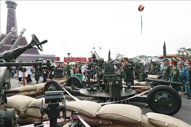 Đại tướng Phan Văn Giang, Uỷ viên Bộ Chính trị, Bộ trưởng Bộ Quốc phòng tham quan không gian trưng bày ngoài trời của Bộ Quốc phòng. Ảnh: Phương Hoa - TTXVN