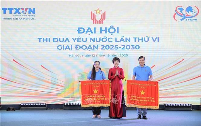Đồng chí Vũ Việt Trang, Bí thư Đảng ủy, Tổng giám đốc, Chủ tịch Hội đồng Thi đua - Khen thưởng TTXVN trao Cờ thi đua của Chính phủ cho 2 tập thể Ban biên tập tin Thế giới và Báo Điện tử VietnamPlus. Ảnh: Lê Đông - TTXVN