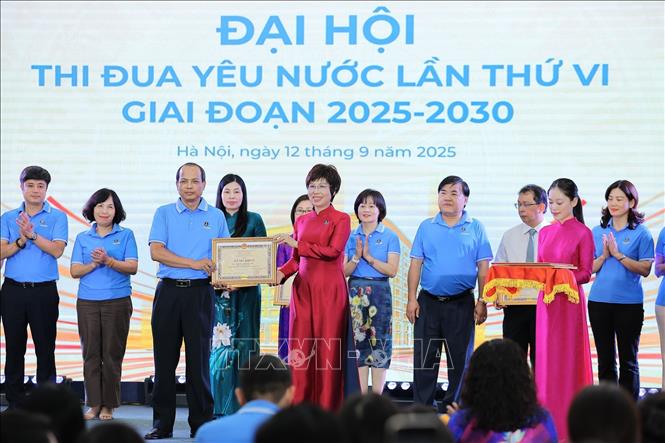 Đồng chí Vũ Việt Trang, Bí thư Đảng ủy, Tổng giám đốc, Chủ tịch Hội đồng Thi đua - Khen thưởng TTXVN trao tặng Bằng khen cho đồng chí Nguyễn Quang Hải, Trưởng Ban biên tập Ảnh. Ảnh: Lê Đông - TTXVN