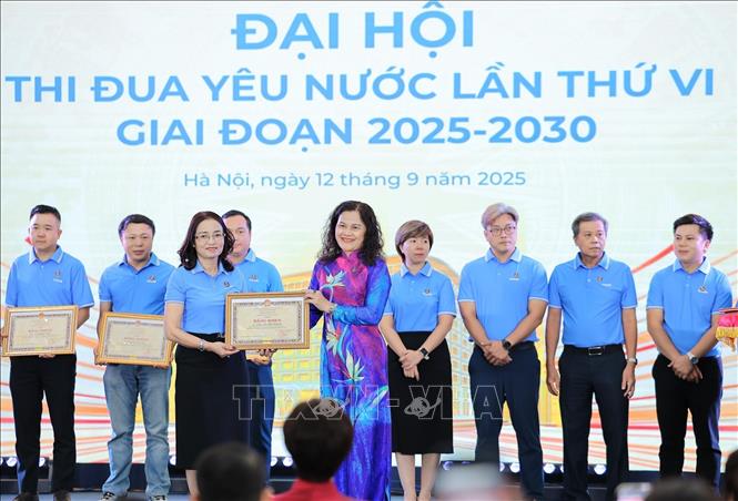 Phó tổng giám đốc Nguyễn Thị Sự trao Bằng khen của Tổng giám đốc cho đồng chí Trần Thị Mai Khanh, Trưởng phòng Văn thư – Lưu trữ, Văn phòng TTXVN. Ảnh: Lê Đông - TTXVN