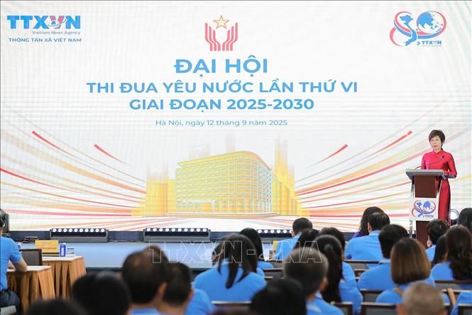 Đồng chí Vũ Việt Trang, Bí thư Đảng ủy, Tổng giám đốc, Chủ tịch Hội đồng Thi đua - Khen thưởng TTXVN phát động thi đua giai và thông qua danh sách đại biểu đi dự Đại hội Thi đua yêu nước toàn quốc lần thứ XI. Ảnh: Lê Đông - TTXVN