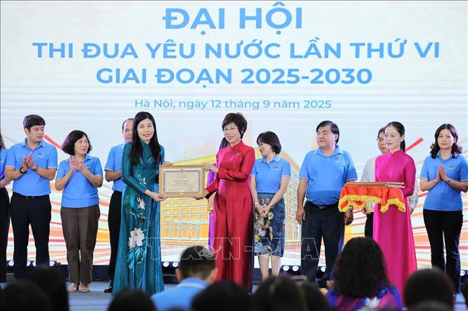 Đồng chí Vũ Việt Trang, Bí thư Đảng ủy, Tổng giám đốc, Chủ tịch Hội đồng Thi đua - Khen thưởng TTXVN trao tặng Bằng khen cho đồng chí Đỗ Thị Trang, Phó Bí thư chuyên trách Đảng ủy TTXVN. Ảnh: Lê Đông - TTXVN