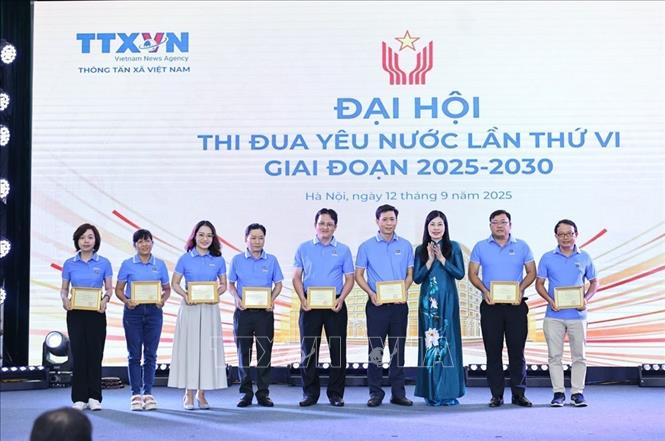 Đồng chí Đỗ Thị Trang, Phó Bí thư Đảng ủy chuyên trách trao Kỷ niệm chương “Vì sự nghiệp Thông tấn” cho các cá nhân. Ảnh: Minh Đức – TTXVN
