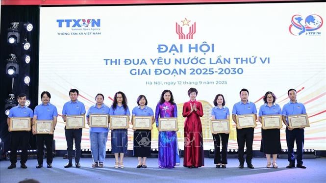 Đồng chí Vũ Việt Trang, Bí thư Đảng ủy, Tổng giám đốc, Chủ tịch Liên chi hội nhà báo, Chủ tịch Hội đồng Thi đua - Khen thưởng TTXVN trao Bằng khen cho các tập thể, cá nhân có thành tích xuất sắc trong thực hiện các công trình, phần việc chào mừng 80 năm ngày truyền thống TTXVN. Ảnh: Minh Đức – TTXVN
