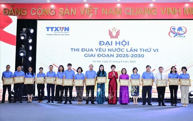 Đồng chí Vũ Việt Trang, Bí thư Đảng ủy, Tổng giám đốc, Chủ tịch Liên chi hội nhà báo, Chủ tịch Hội đồng Thi đua - Khen thưởng TTXVN trao tặng Bằng khen cho các cá nhân có thành tích xuất sắc trong phong trào thi đua giai đoạn 2020 – 2025. Ảnh: Minh Đức – TTXVN
