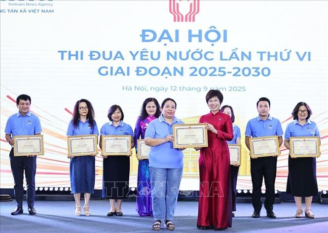 Đồng chí Vũ Việt Trang, Bí thư Đảng ủy, Tổng giám đốc, Chủ tịch Liên chi hội nhà báo, Chủ tịch Hội đồng Thi đua - Khen thưởng TTXVN trao tặng Bằng khen cho đồng chí Đinh Thị Ngọc Liên, Phó trưởng Ban biên tập Ảnh đã có thành tích xuất sắc trong thực hiện các công trình, phần việc chào mừng 80 năm ngày truyền thống TTXVN. Ảnh: Minh Đức – TTXVN