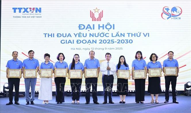 Đồng chí Nguyễn Tuấn Hùng, Phó Bí thư thường trực Đảng ủy, Phó Tổng giám đốc, Phó Chủ tịch Hội đồng Thi đua - Khen thưởng TTXVN trao Bằng khen của Tổng giám đốc cho các tập thể có thành tích xuất sắc trong phong trào thi đua giai đoạn 2020 – 2025. Ảnh: Minh Đức – TTXVN