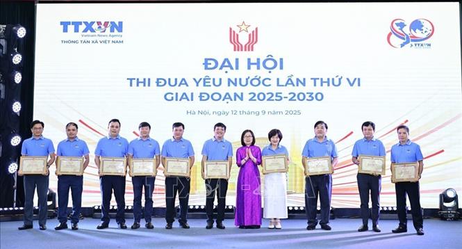Đồng chí Đoàn Thị Tuyết Nhung, Ủy viên Ban Thường vụ Đảng ủy, Phó Tổng giám đốc, Phó Chủ tịch Hội đồng Thi đua - Khen thưởng TTXVN trao Bằng khen của Tổng giám đốc cho các tập thể có thành tích xuất sắc trong phong trào thi đua giai đoạn 2020 – 2025. Ảnh: Minh Đức – TTXVN