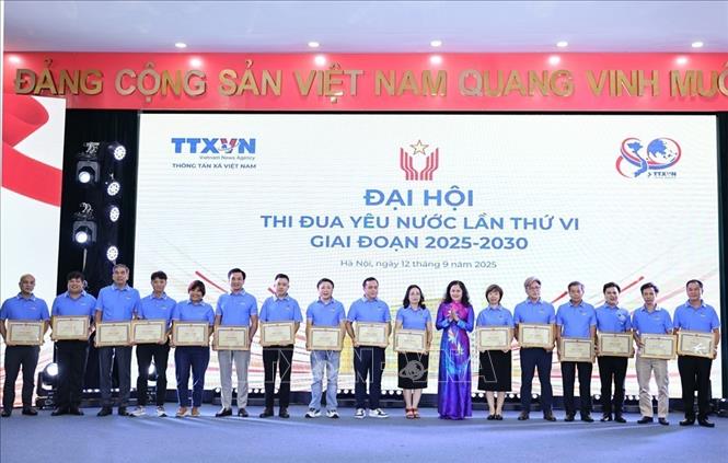 Đồng chí Nguyễn Thị Sự, Ủy viên Ban Thường vụ Đảng ủy, Phó Tổng giám đốc, Phó Chủ tịch Hội đồng Thi đua - Khen thưởng TTXVN trao Bằng khen của Tổng giám đốc cho các cá nhân có thành tích xuất sắc trong phong trào thi đua giai đoạn 2020 – 2025. Ảnh: Minh Đức – TTXVN