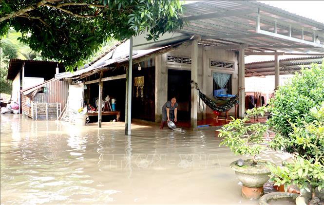 Nước tràn vào gây ngập nhà dân tại xã Tân Long Hội, tỉnh Vĩnh Long. Ảnh: Lê Thúy Hằng – TTXVN 