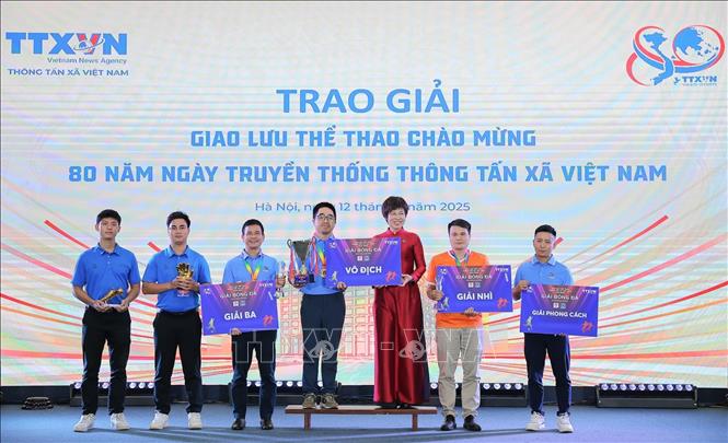 Đồng chí Vũ Việt Trang, Bí thư Đảng ủy, Tổng giám đốc, Chủ tịch Hội đồng Thi đua - Khen thưởng TTXVN trao giải cho các tập thể, cá nhân có thành tích xuất sắc môn Bóng đá. Ảnh: Lê Đông - TTXVN