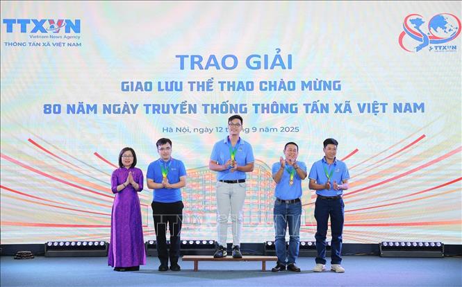 Đồng chí Đoàn Thị Tuyết Nhung, Ủy viên Ban thường vụ Đảng ủy, Phó tổng giám đốc, Phó Chủ tịch Hội đồng Thi đua – Khen thưởng TTXVN trao giải cho các tập thể, cá nhân có thành tích xuất sắc môn Tennis. Ảnh: Lê Đông - TTXVN
