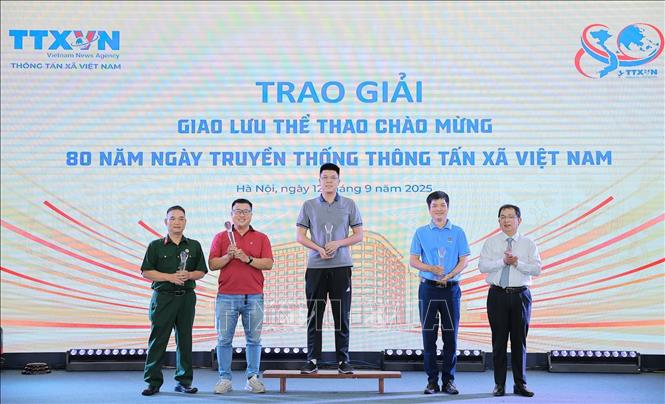 Đồng chí Nguyễn Tuấn Hùng, Phó Bí thư thường trực Đảng ủy, Phó tổng giám đốc, Phó Chủ tịch Hội đồng Thi đua – Khen thưởng TTXVN trao giải cho các tập thể, cá nhân có thành tích xuất sắc môn Kéo co. Ảnh: Lê Đông - TTXVN