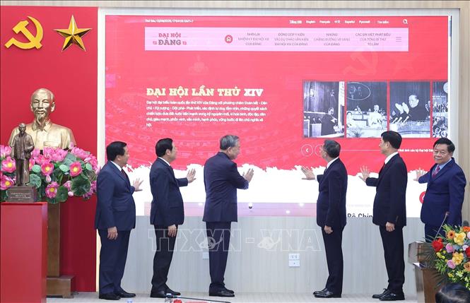 Tổng Bí thư Tô Lâm và các đồng chí lãnh đạo Đảng, Nhà nước thực hiện nghi thức ra mắt Trang thông tin điện tử “Đảng Cộng sản Việt Nam - Đại hội XIV”. Ảnh: Thống Nhất - TTXVN